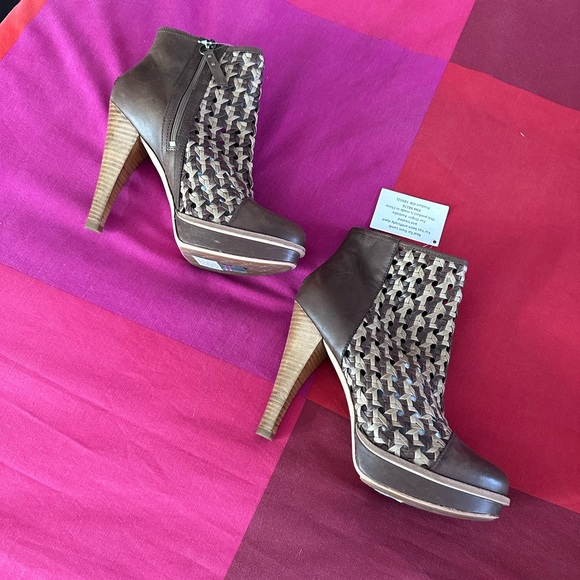 UGG Australia Maliha Woven Chocolate Brown Leather Ankle Boots Size 9 NEW - Picture 2 of 13